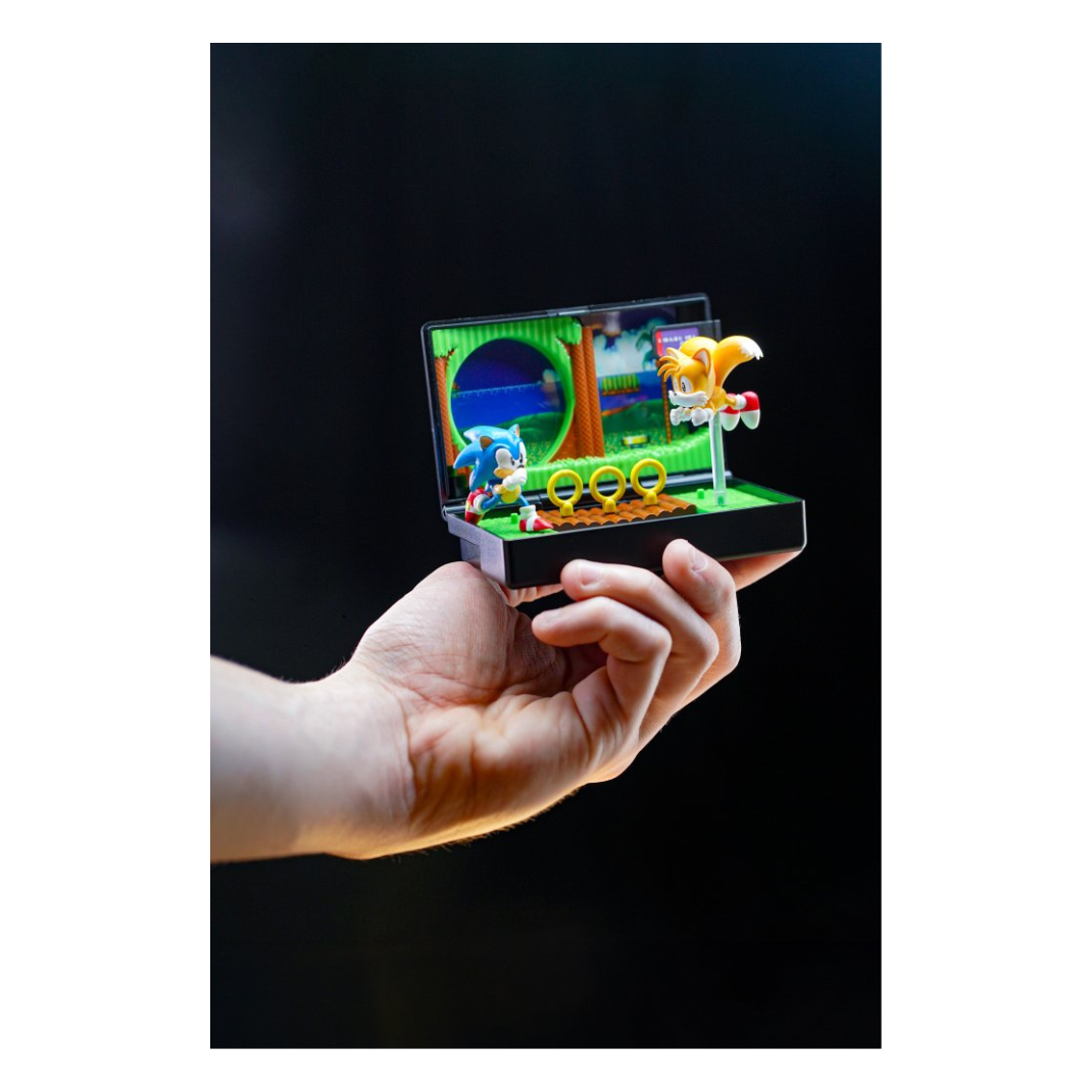Console Heroes Sonic the Hedgehog 2 Collectible Diorama featuring Sonic in a dynamic pose with retro Sega-inspired design.